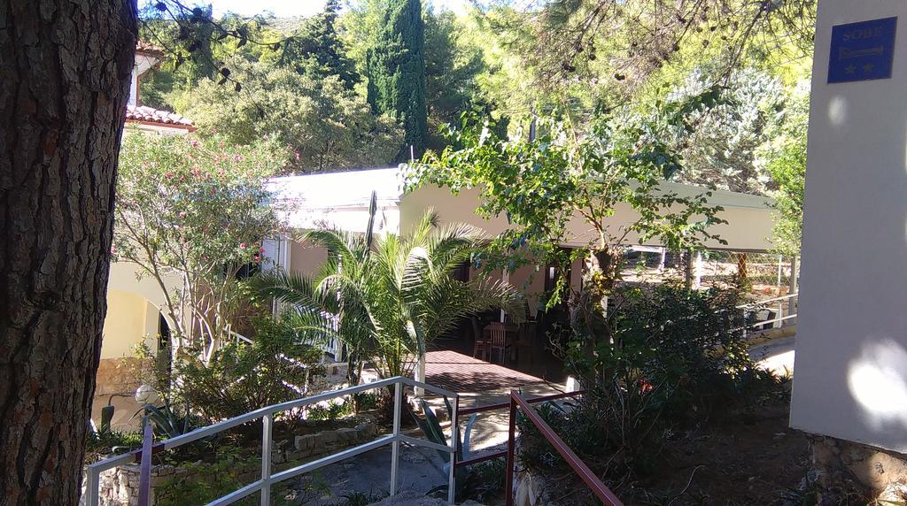 Resort Village T.N. Milna Vis Exterior photo